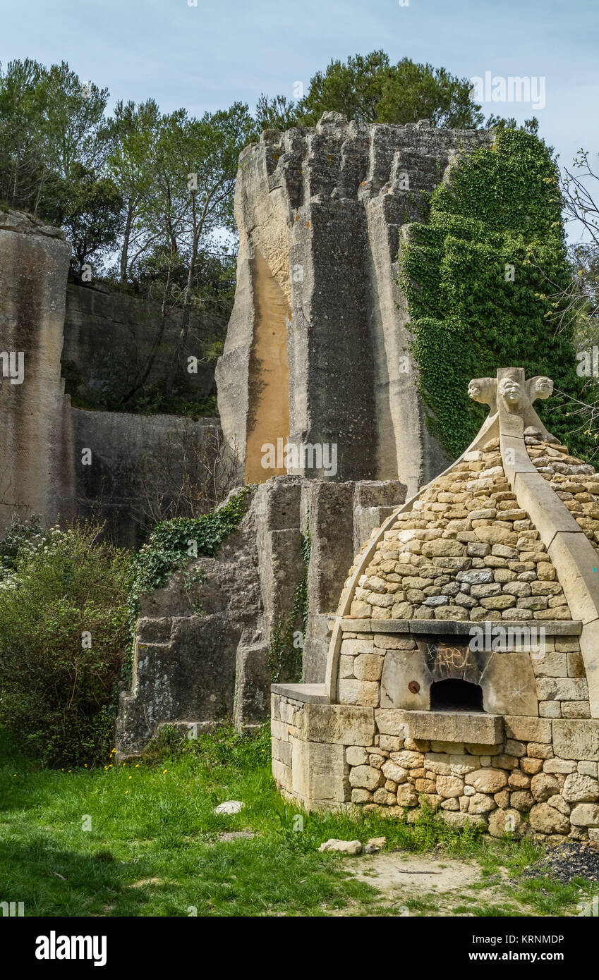 Les carrières du Bon Temps/Les carrières de Junas. Stillgelegte Steinbruch und jetzt Festivalgelände und touristische Attraktion bei Junas, Gard, Frankreich Stockfoto