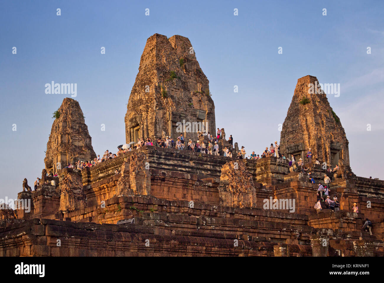 Tempel Pre Rup bei Sonnenuntergang, touristische Menschenmenge, Angkor Wat, Kambodscha, Asien, Stockfoto