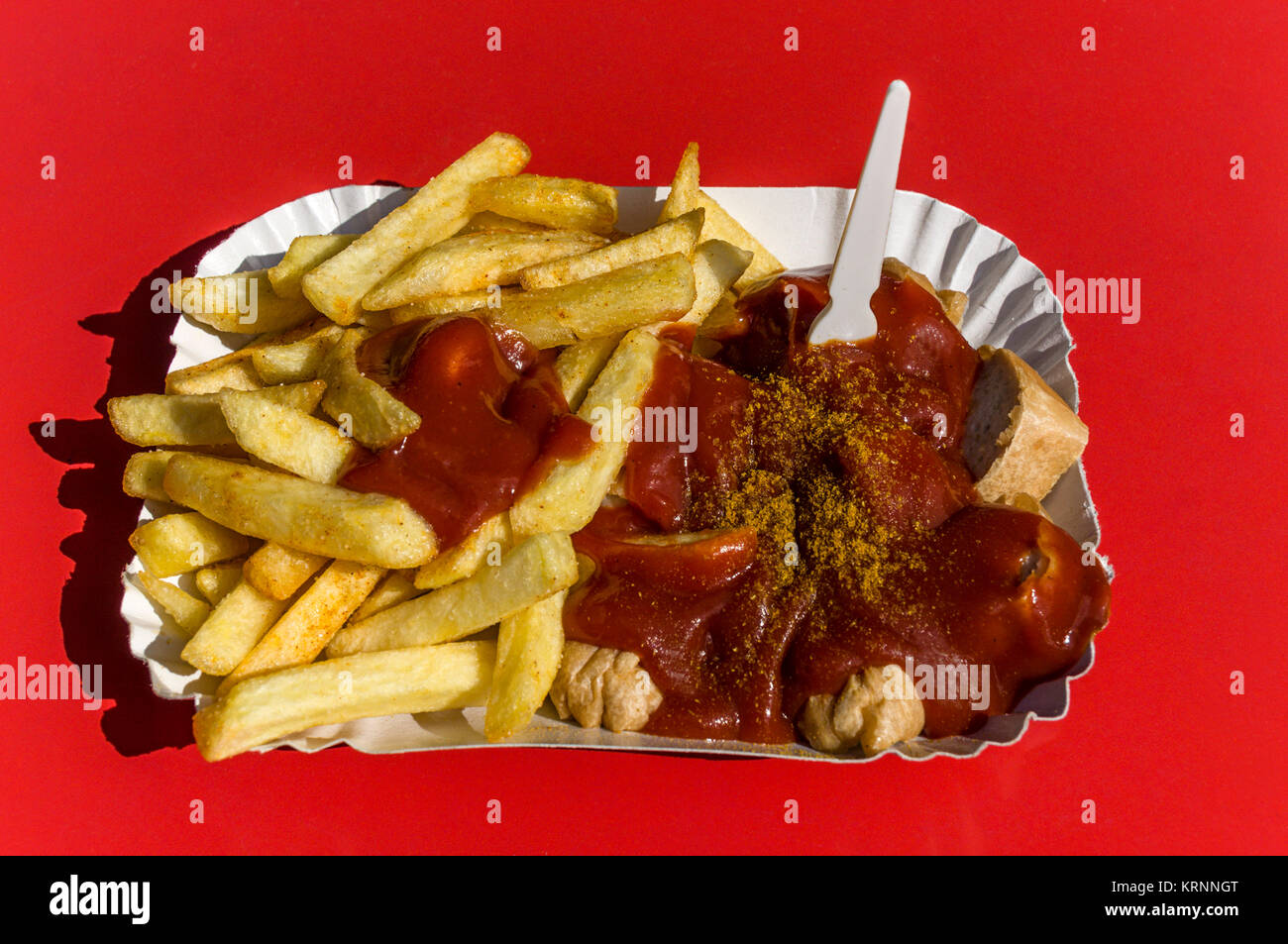 Currywurst mit Pommes frites in Berlin, Deutschland Stockfoto