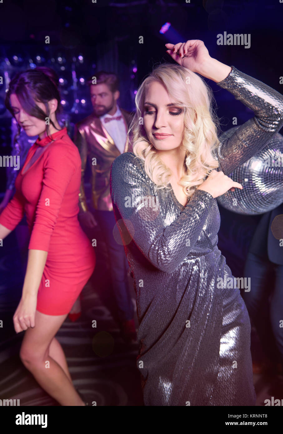 Hübsche Frauen tanzen in der Nacht Club Stockfoto