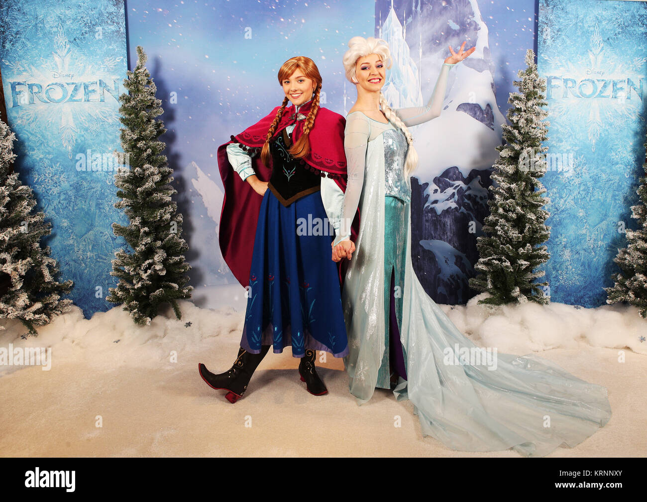 Viel - liebte Gefroren Zeichen, Anna und Elsa, an einem exklusiven  Screening die Freisetzung von Disney's neue Mini Film von Olaf gefroren  Abenteuer zu feiern. Die 21-minütige Festliche featurette wird neben  Eingefroren