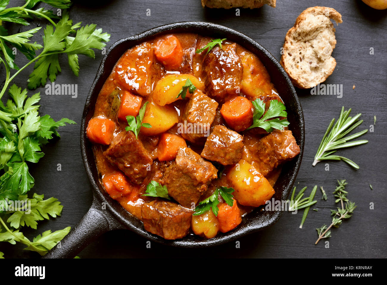 Rindfleisch Eintopf, Gulasch in gusseisernen Pfanne. Ansicht von oben ... Rindfleisch Eintopf, Gulasch in gusseisernen Pfanne. Ansicht von oben ...