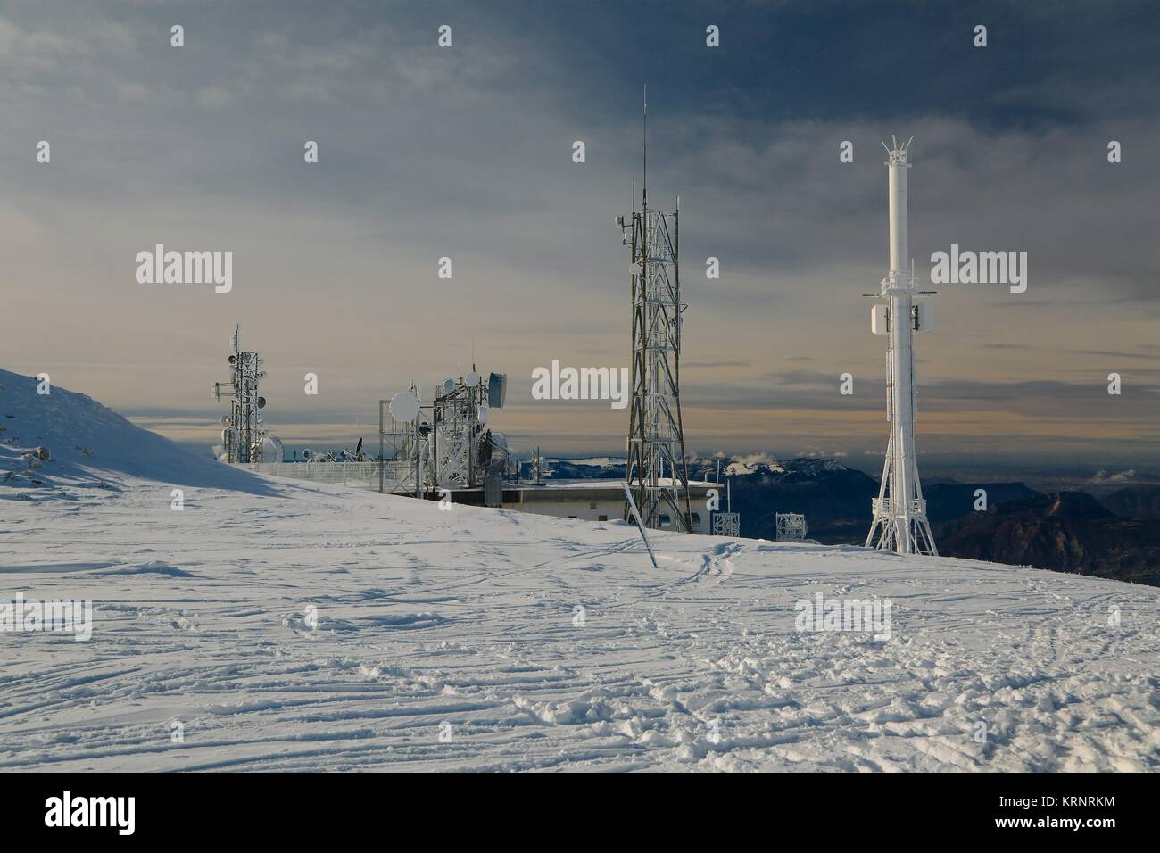 Sender thront auf einem Hügel im winter Stockfoto