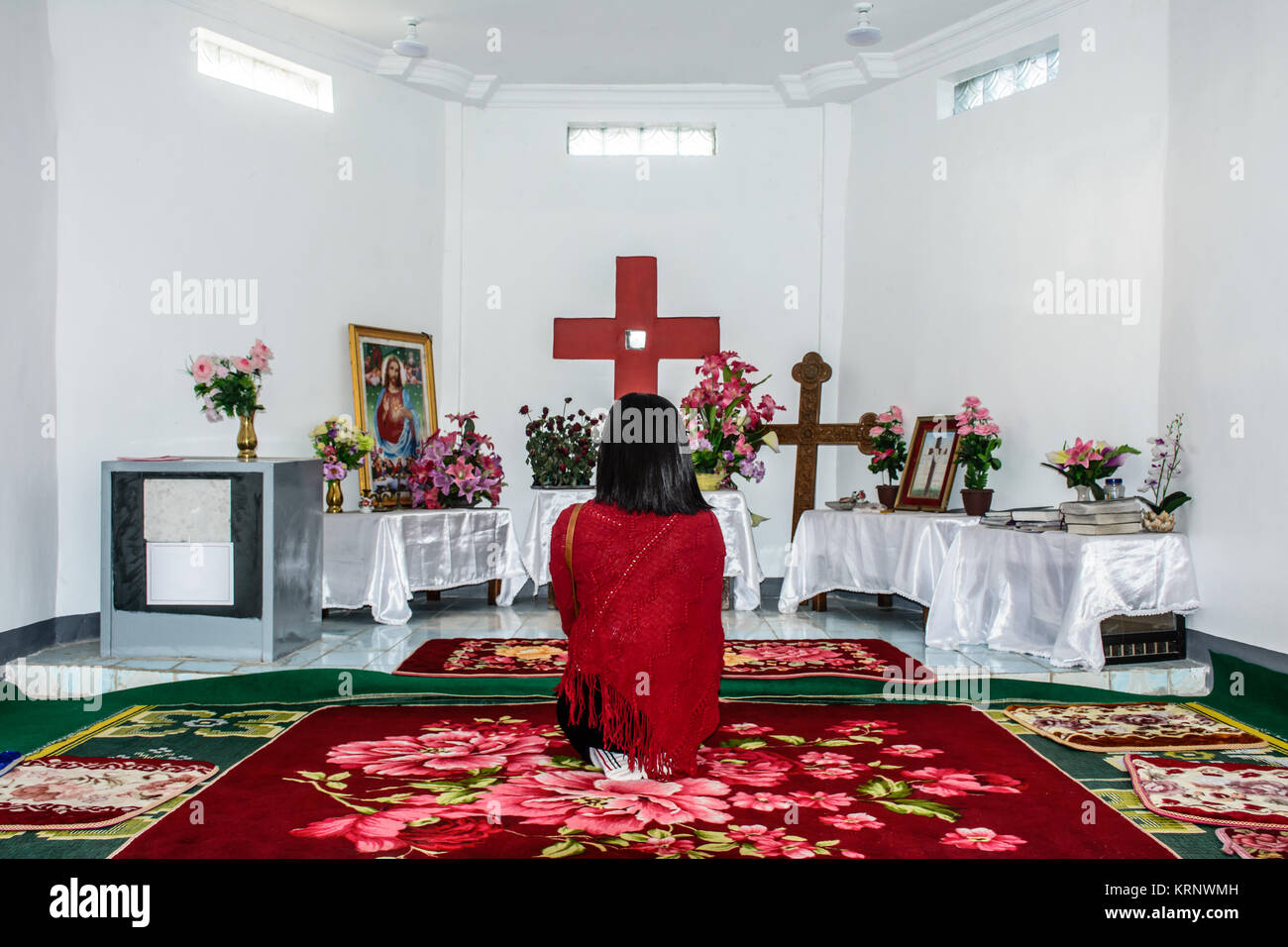 Ein Gebet im Zimmer, an der Spitze des Naw Bu Baw Berg, als Taung Stadt, Karen Staat, Myanmar, Dez-2017 Stockfoto