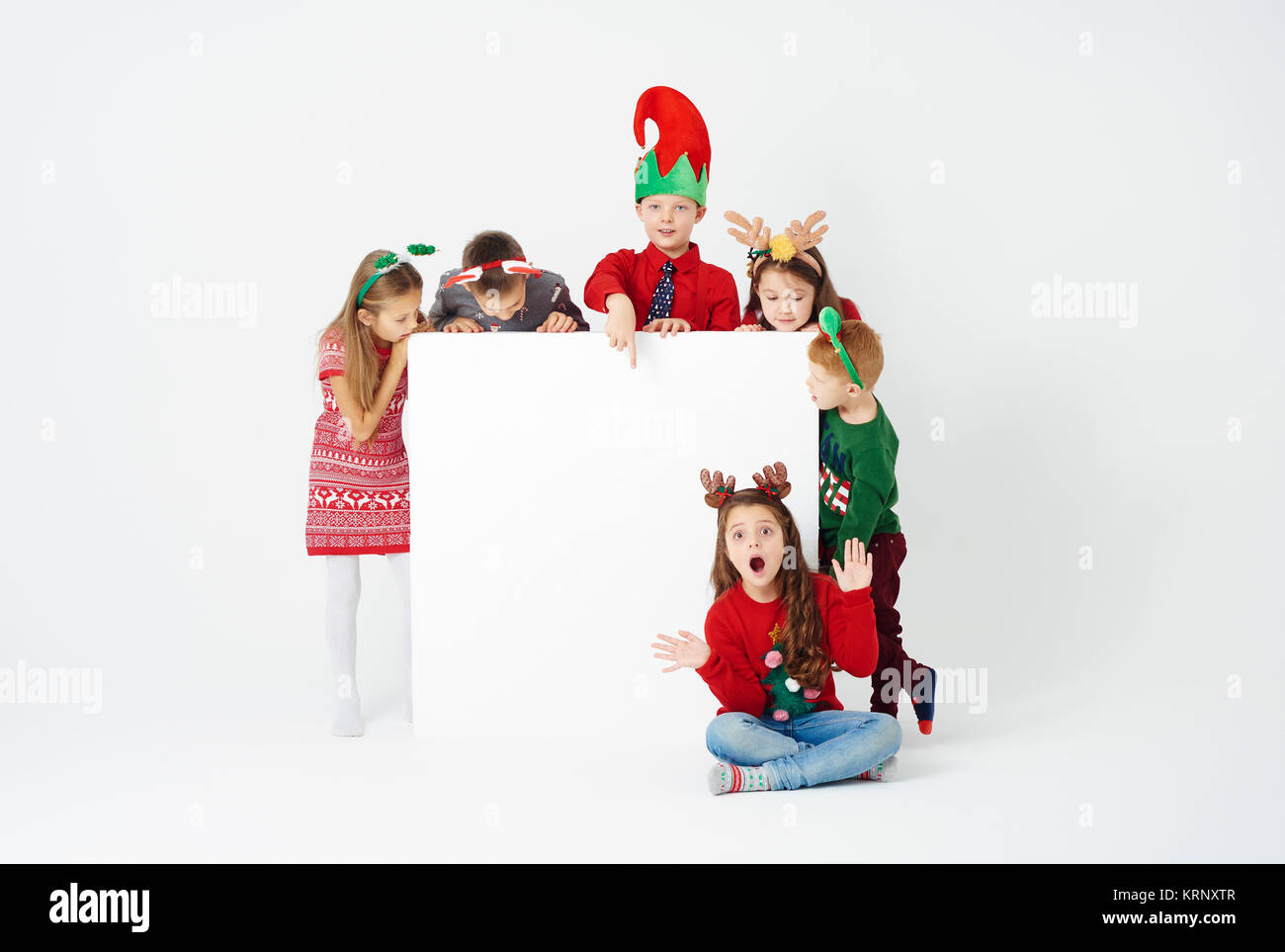 Banner und die Gruppe der Kinder in Weihnachten Kostüm Stockfoto