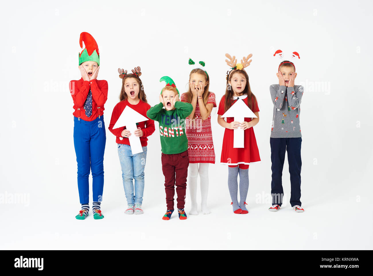 Überrascht Gruppe von Kindern an Weihnachten Kostüm Stockfoto