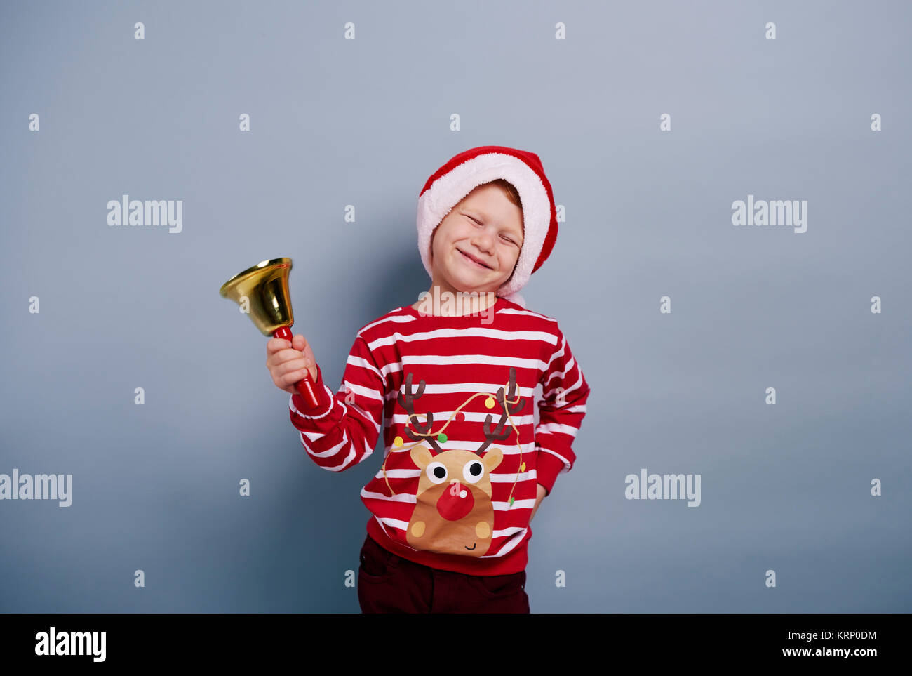 Fröhliche Junge mit handbell im Studio shot Stockfoto