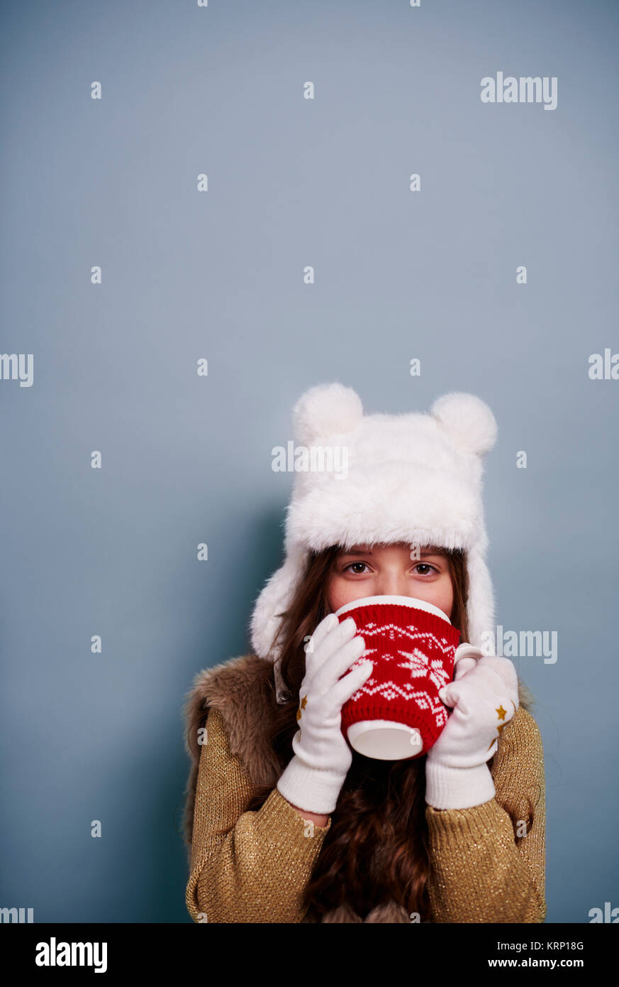 Mädchen trinken heiße Schokolade im Studio shot Stockfoto