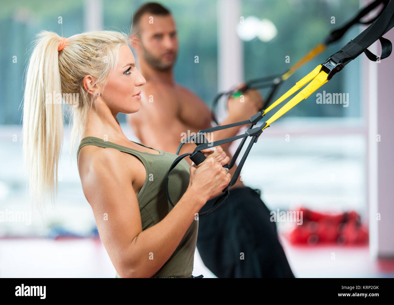 Paar tun Push-ups training Arme mit trx fitness Bänder in der Turnhalle Konzept workout gesunder Lebensstil Sport Stockfoto