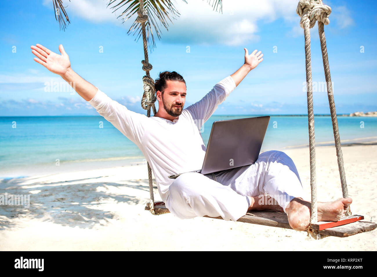 Geschäftsmann Freelance auf Strand mit Laptop Stockfoto