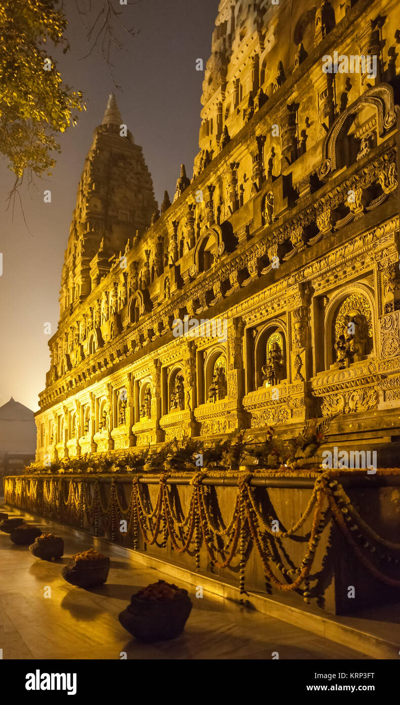 Mahabodhi Tempel in nächtlichen Beleuchtung. Stockfoto