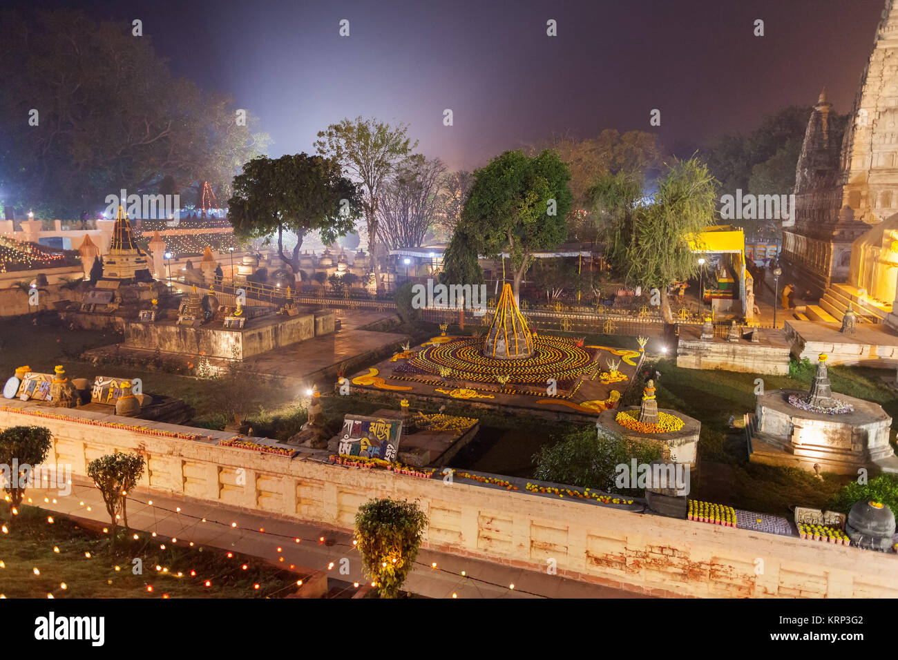 Die stupas in der Nähe der Mahabodhi Tempel zu Feier des Buddhistischen neues Jahr eingerichtet. Stockfoto