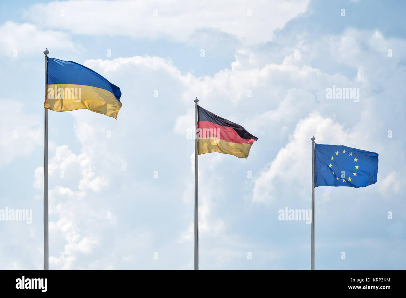Die ukrainischen, Deutsche Fahnen und Flagge der Europäischen Union fluttern auf den Wind. Stockfoto