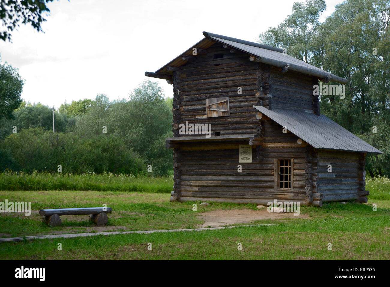 Weliki Nowgorod, Russland - Juli 17, 2016: Od Holz- Scheune. Freilichtmuseum der Holz- Architektur des 16. und 19. Jahrhunderten Vitoslavlitsy in Nowgorod Stockfoto