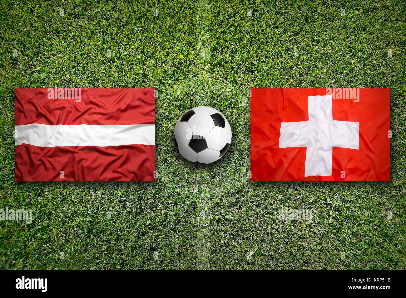 Lettland - Schweiz Flaggen auf Fußball-Feld Stockfoto