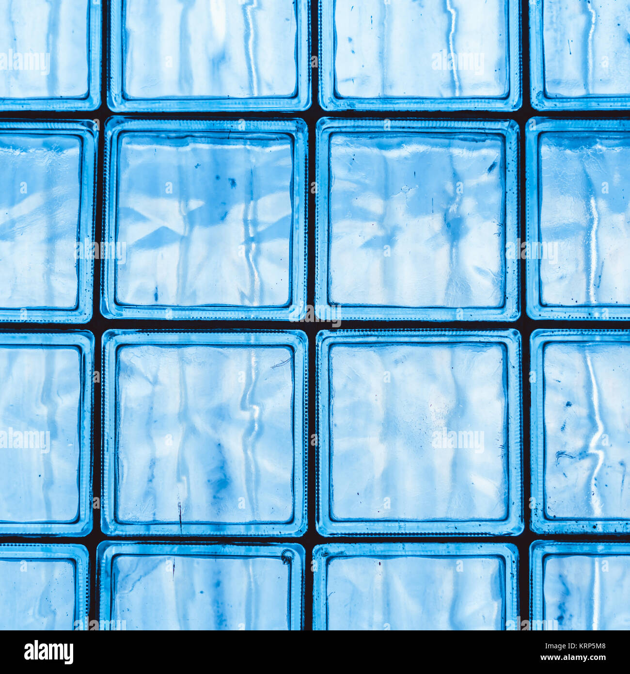 Wand aus transparentem Glas Fliesen als bunte Fenster Hintergrundbild  dienen Stockfotografie - Alamy
