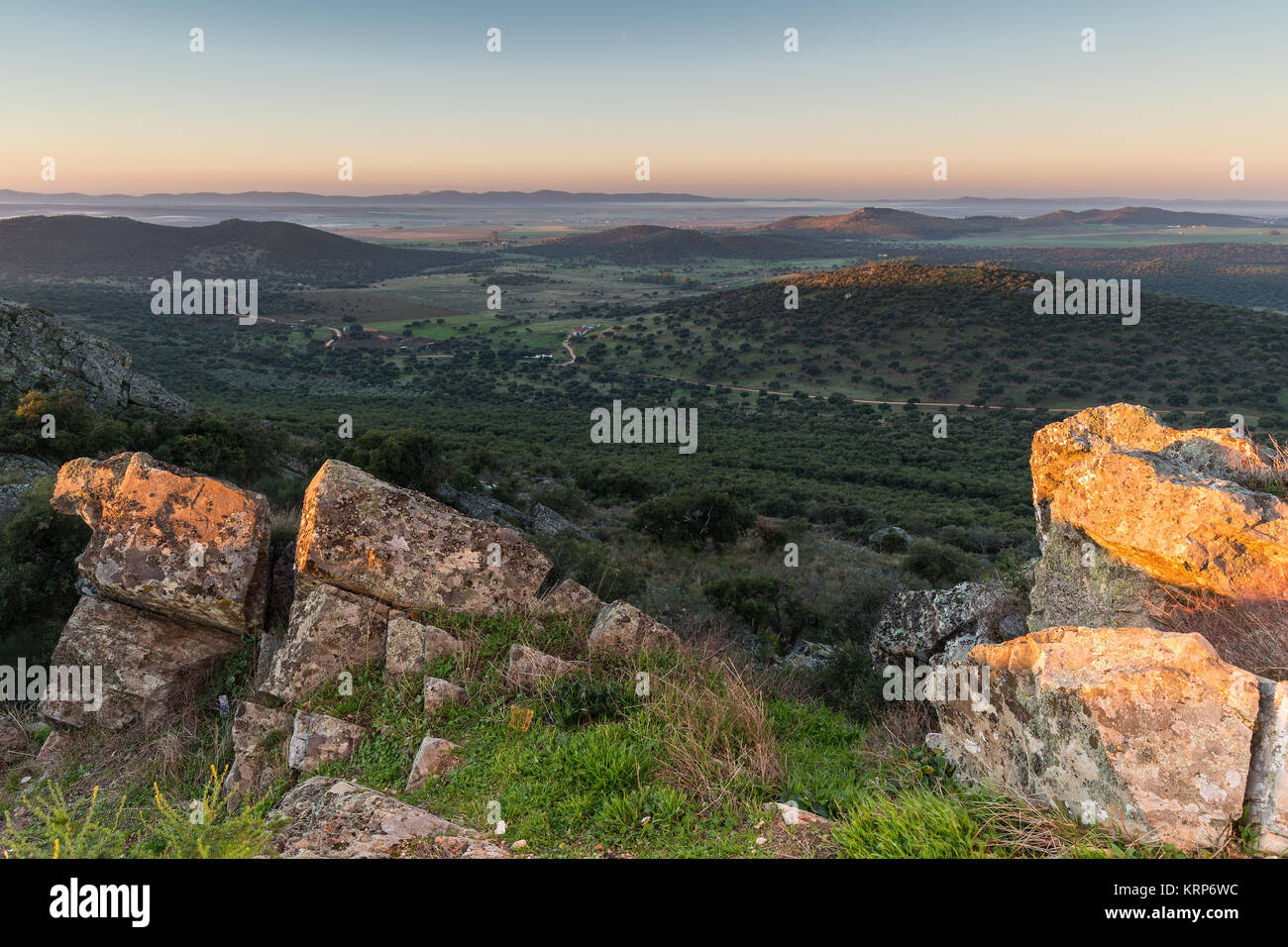 Sonnenaufgang von einem Berg neben Sierra de Fuentes. Spanien. Stockfoto