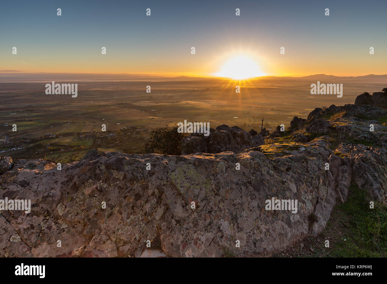 Sonnenaufgang von einem Berg neben Sierra de Fuentes. Spanien. Stockfoto