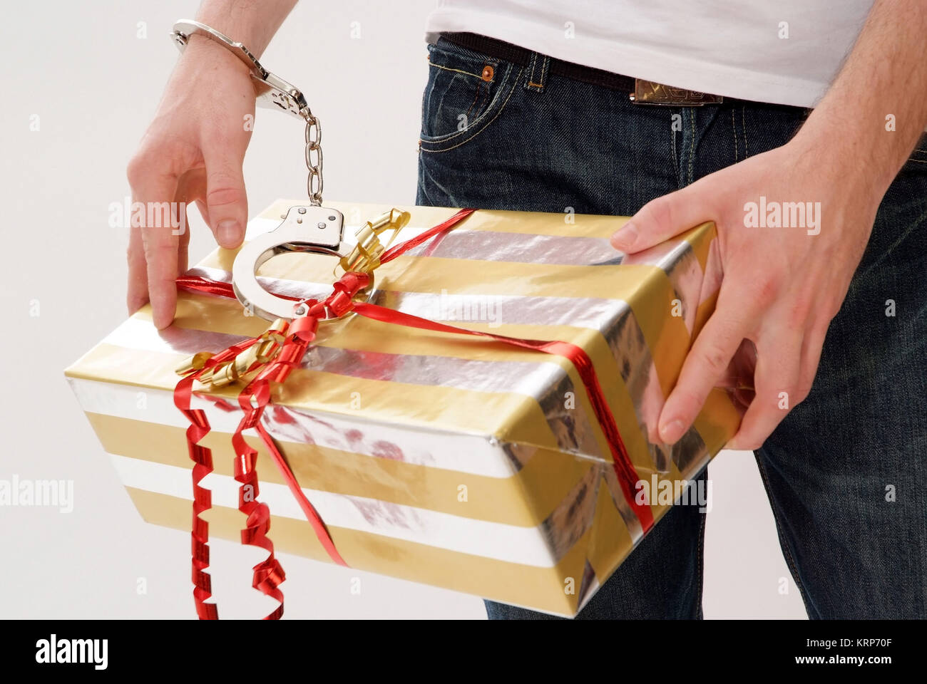 Symbolbild Verbotene Geschenkannahme - symbolisch für verboten, ein Geschenk zu akzeptieren Stockfoto