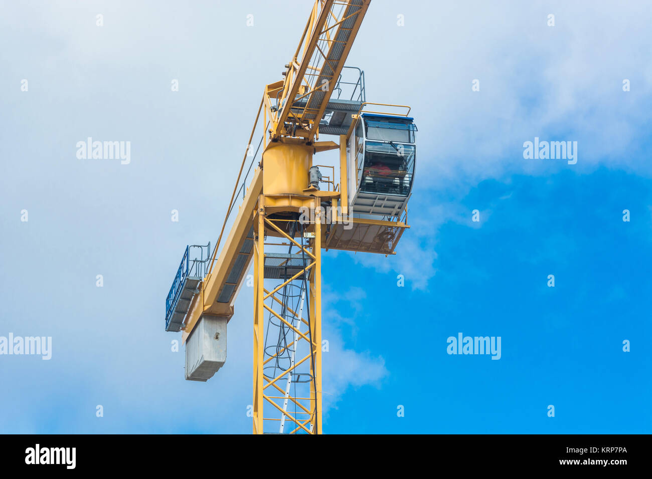 Ein Teil eines Baukrans gegen blauen Himmel fotografiert, Platz für die Beschriftung. Stockfoto