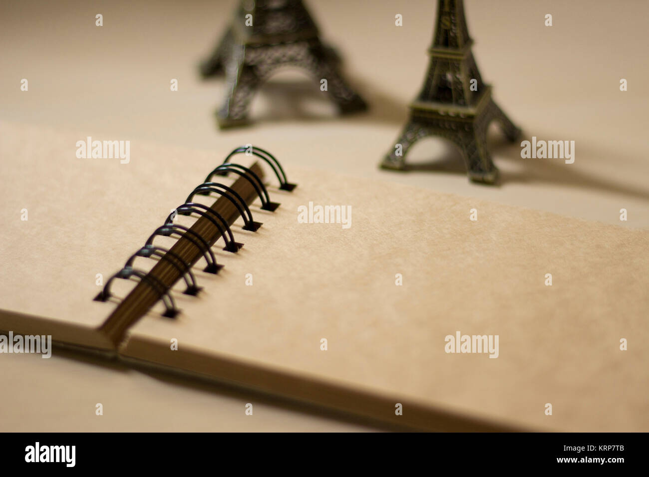 Miniatur Eiffel Towers und eine Skizze Buch Stockfoto