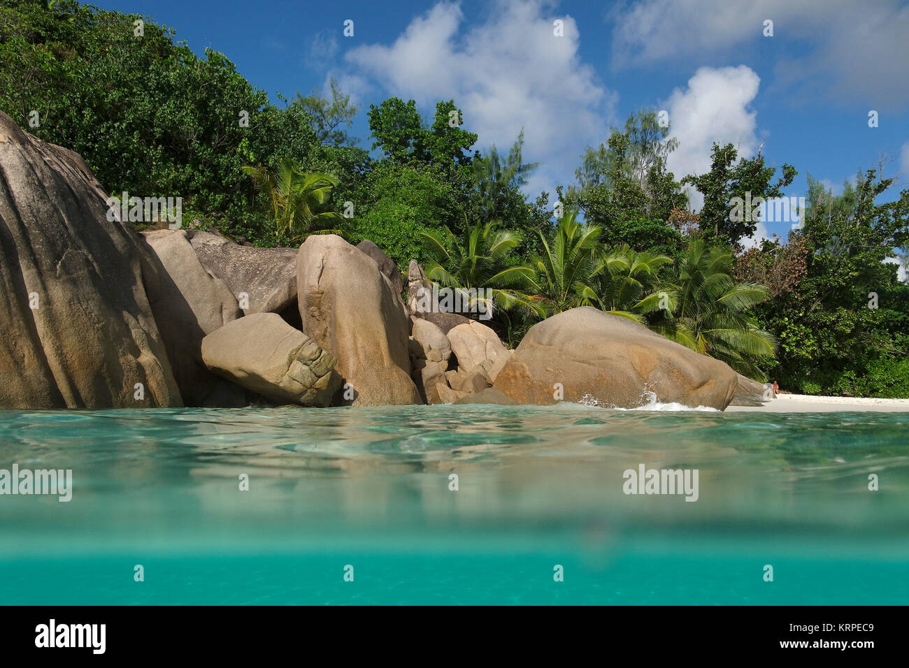 Granitfelsen am Ufer bei Anse Lazio, Baie Sainte Anne Bezirk, Insel Praslin, Seychellen, Indischer Ozean, Afrika Stockfoto