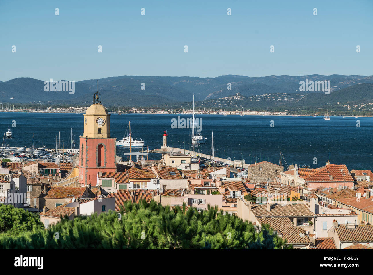 Luftaufnahme der Stadt Saint Tropez und bucht, Clock Tower, Cote d'Azur, Frankreich Stockfoto