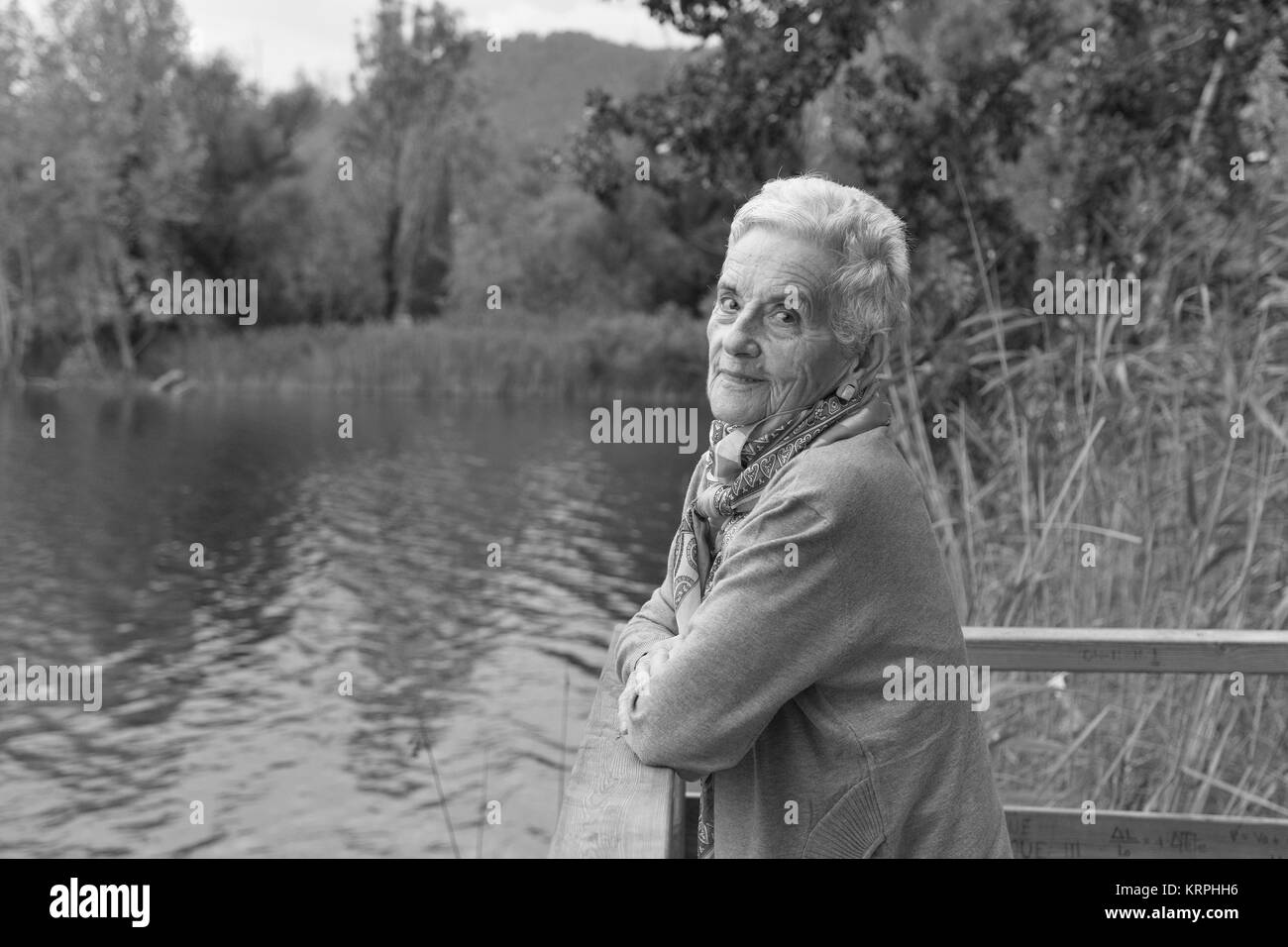 Porträt einer älteren Frau auf der Außenseite Stockfoto