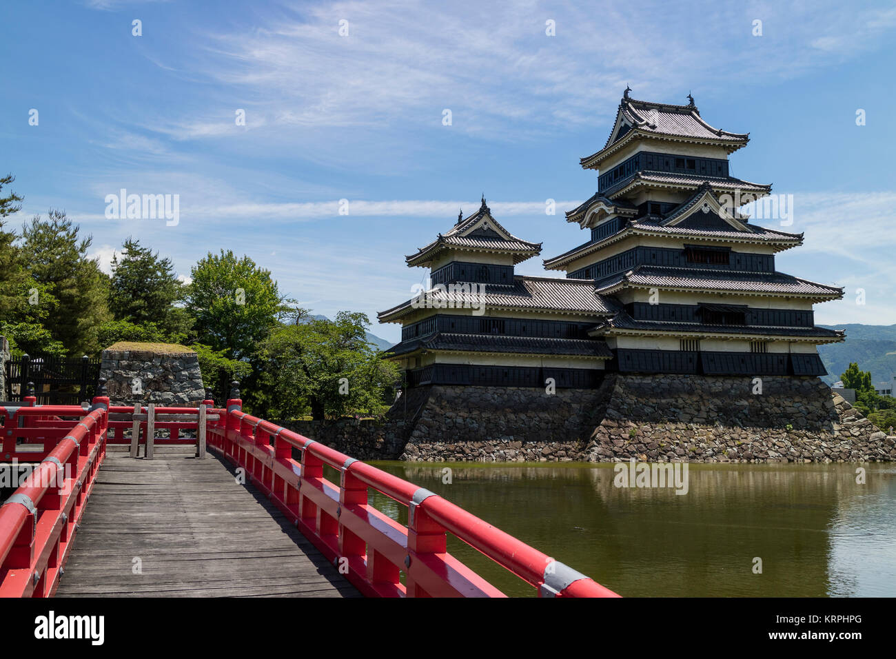 Matsumoto - Japan, Juni 6, 2017: Burg Matsumoto auch als "Crow" wegen seiner schwarzen Äußeren, von der Roten Brücke gesehen bekannt Stockfoto