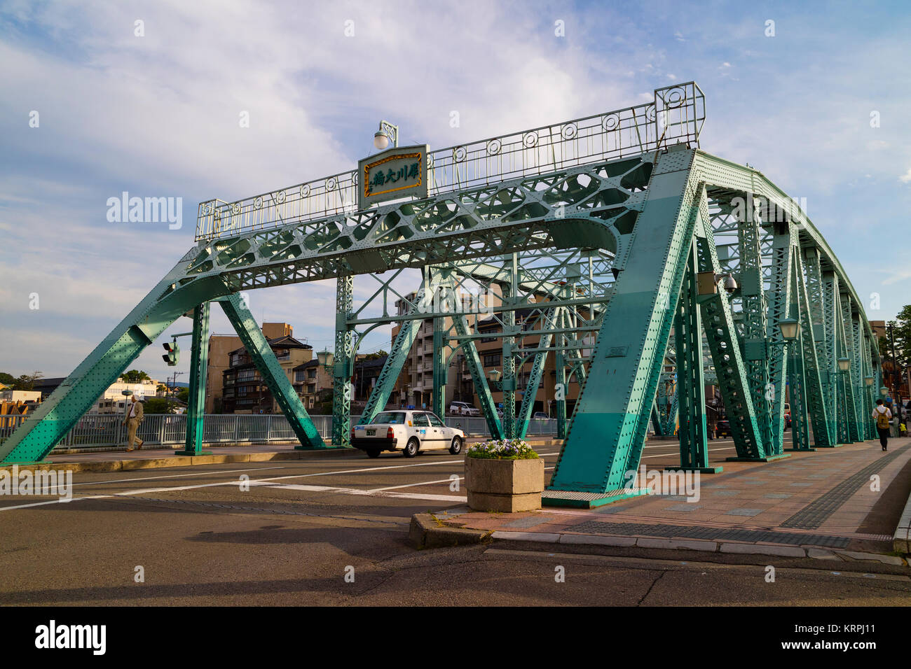 Kanazawa - Japan - Juni 9, 2017: Historische Bügeleisen Saigawa-Ohashi Brücke über den Sai Flusses in Kanazawa Stockfoto
