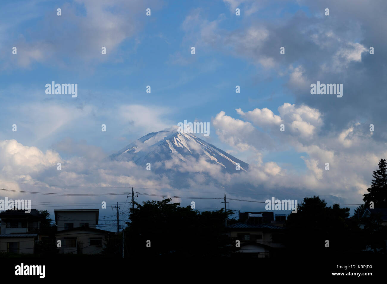 Kawaguchio - Japan, 14. Juni 2017: Mount Fuji in der Dämmerung von Kawaguchio in Fuji fünf See Region gesehen Stockfoto