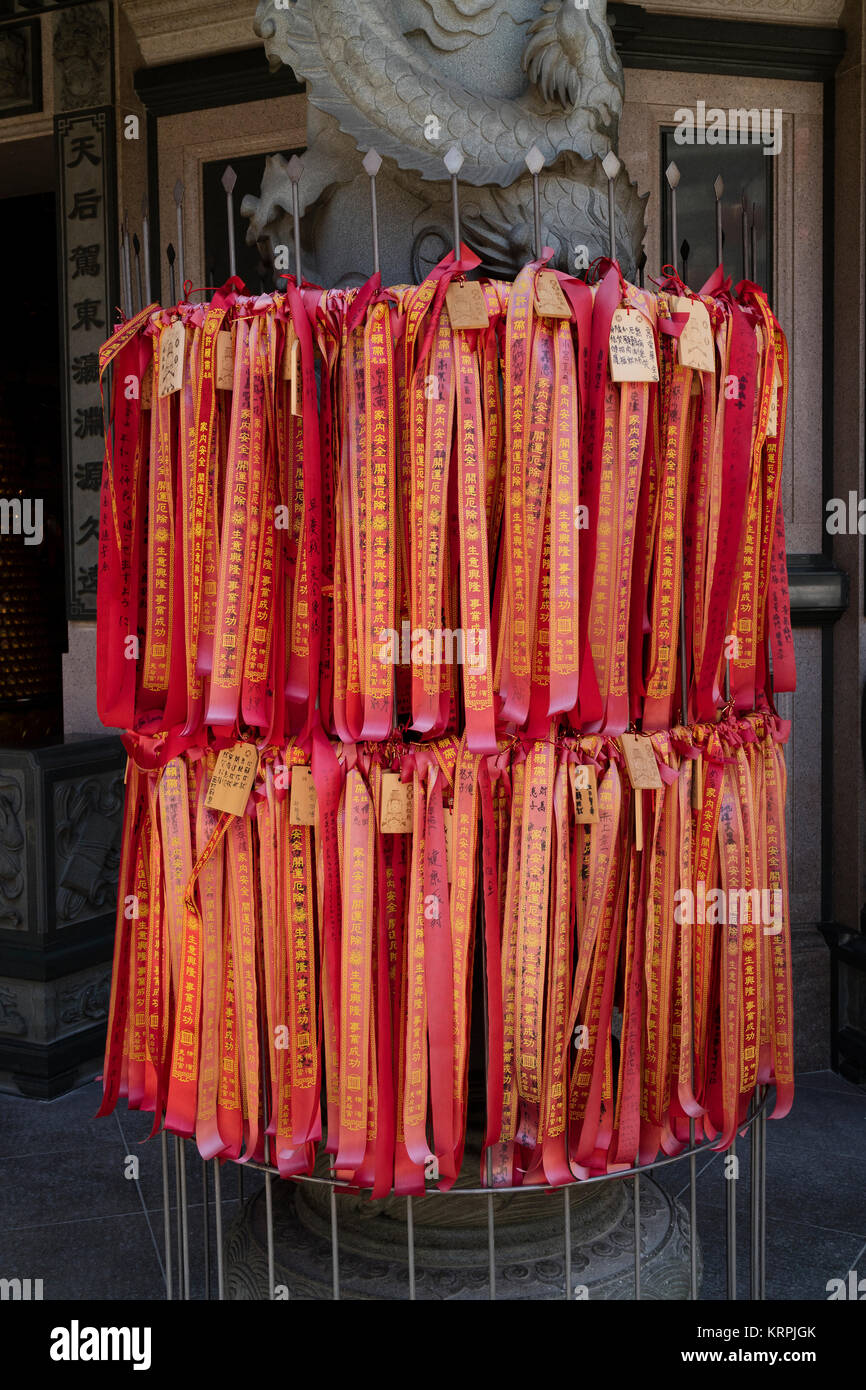 Yokohama, Japan, 16. Juni, 2017; rote Bänder mit Gebeten und Wünschen an die chinesischen Mazu Miao Tempel in China Town in Yokohama City Stockfoto