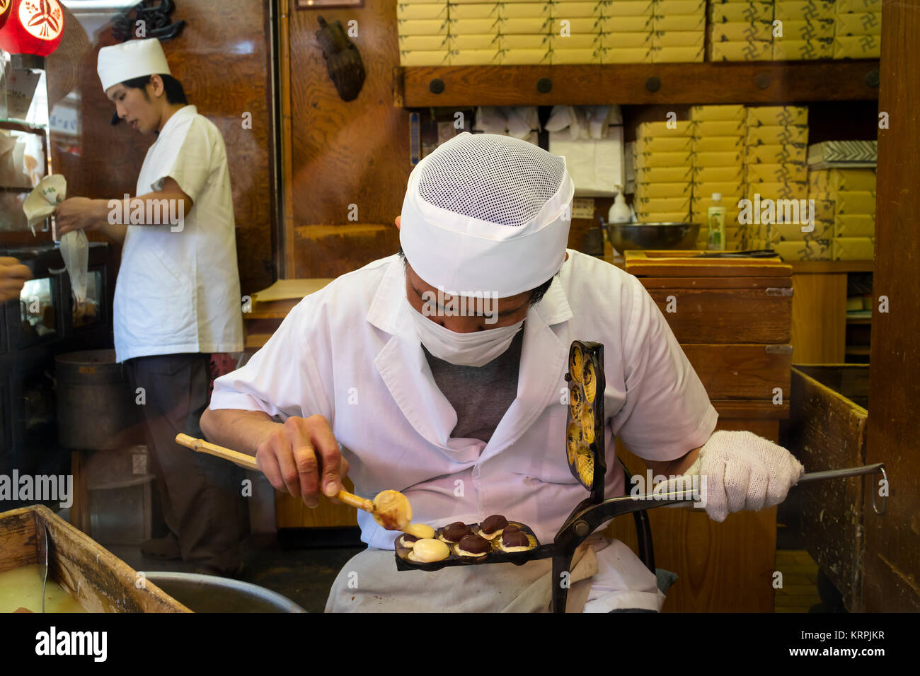 Tokio, Japan, 16. Juni, 2017; Vorbereitung der traditionellen Japanischen handgefertigte Cookies in einem kleinen Keks Bäckerei in Asakusa, Tokyo Stockfoto