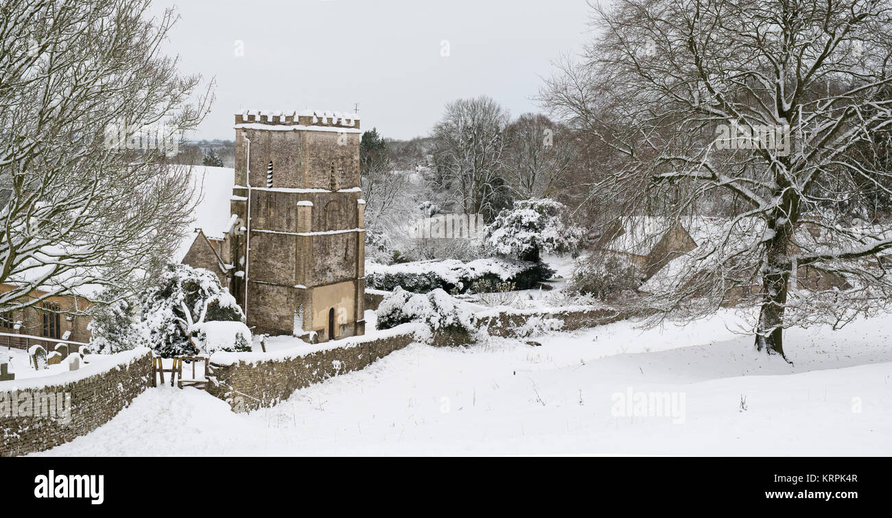 St Andrew's Church in Chedworth Dorf im Dezember Schnee. Chedworth, Cotswolds, Gloucestershire, England. Panoramablick Stockfoto