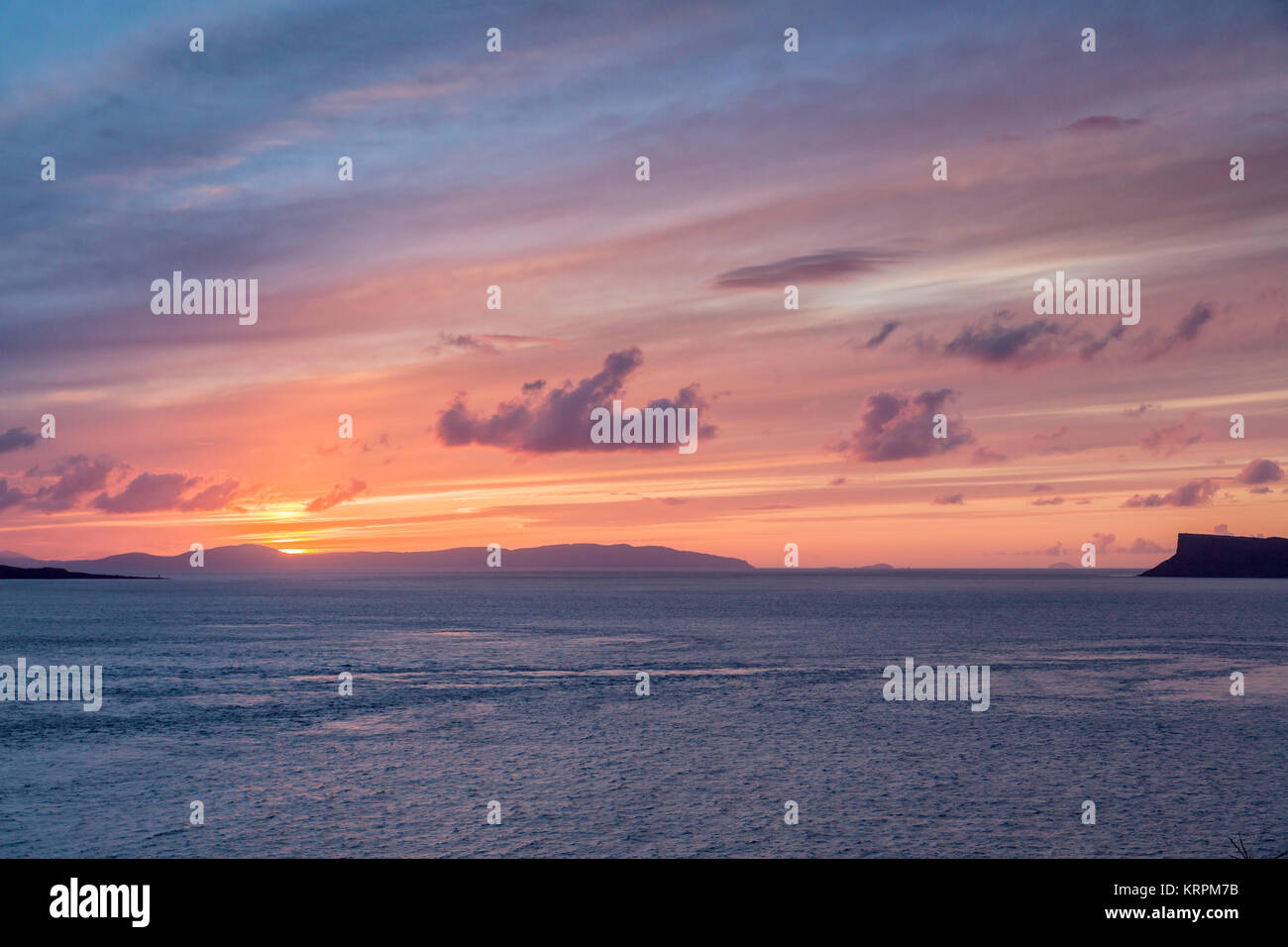 Sonnenaufgang über Rathlin Island und faire Kopf aus Kinbane Kopf Nord Antrim Nordirland UK. Stockfoto