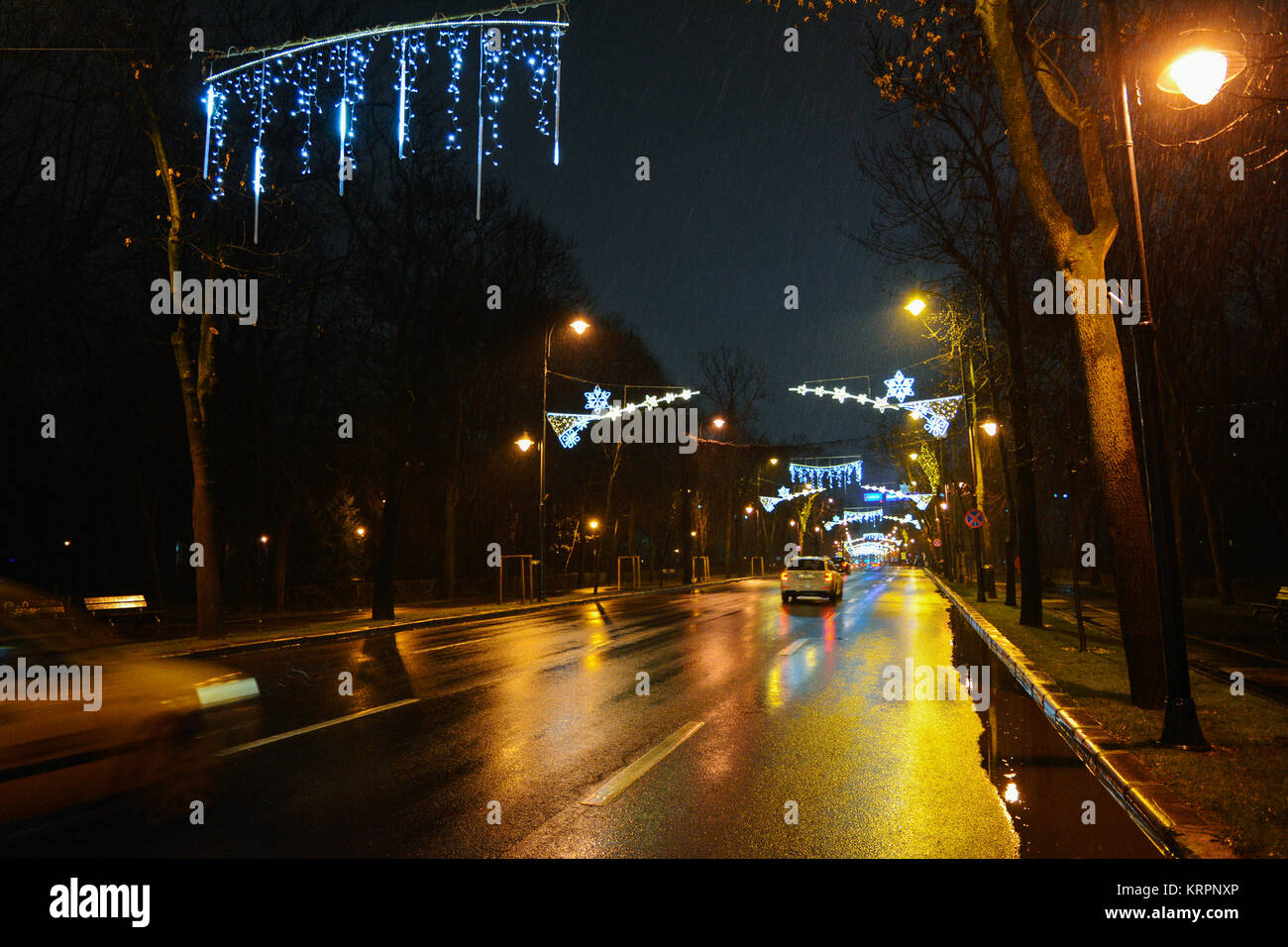 19. Dezember 2017 - Bukarest, Rumänien - Piata Victoriei oder den Sieg Platz geschmückt mit festlichen, Weihnachtsbeleuchtung Stockfoto