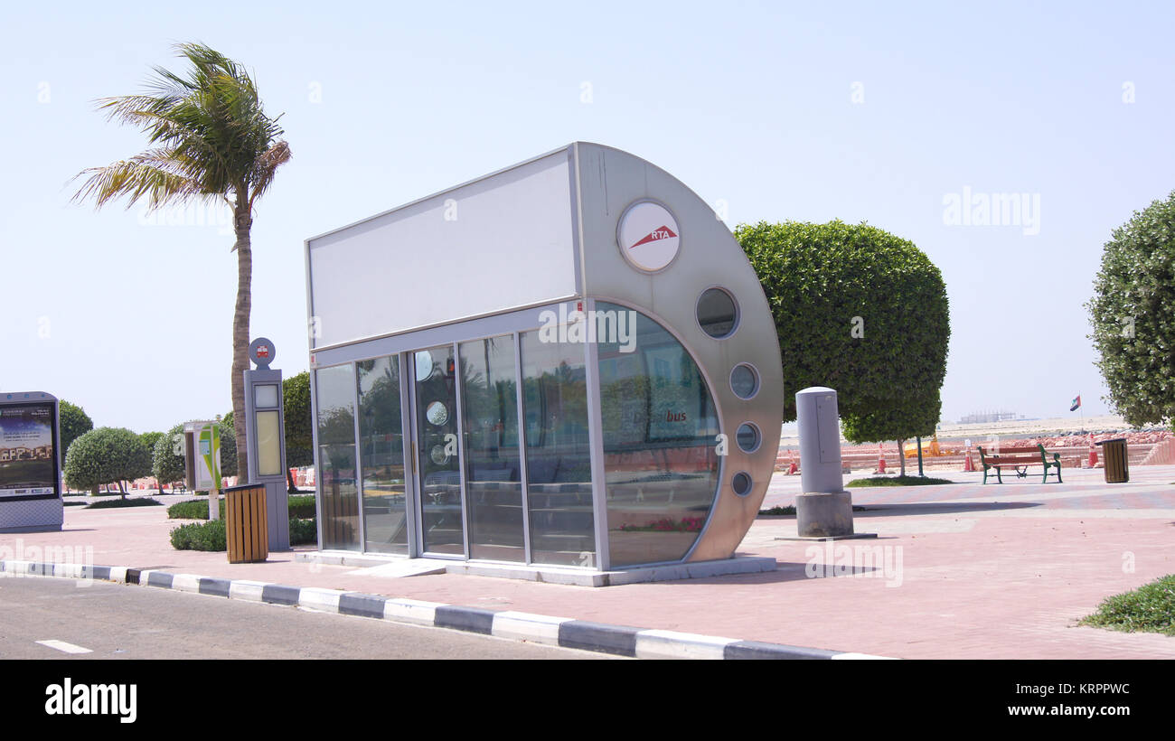 DUBAI, VEREINIGTE ARABISCHE EMIRATE - April 1st, 2014: Ein klimatisierter Bus Stop mit einer Palme im Hintergrund Stockfoto