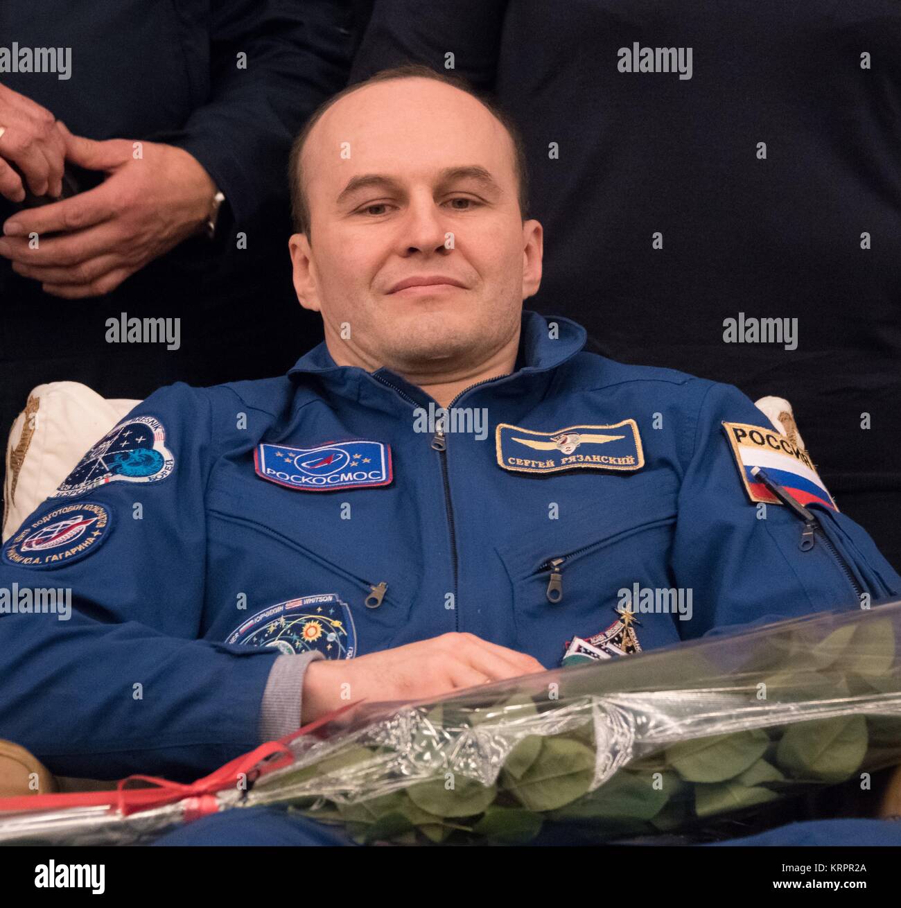 Die NASA ISS Expedition 53 prime Besatzungsmitglied der russische Kosmonaut Sergey Ryazanskiy von roskosmos ruht während der Begrüßungszeremonie auf dem Flughafen von Karaganda nach der Landung des Raumfahrzeugs Sojus MS-05. Dezember 14, 2017 in Karaganda, Kasachstan. Stockfoto