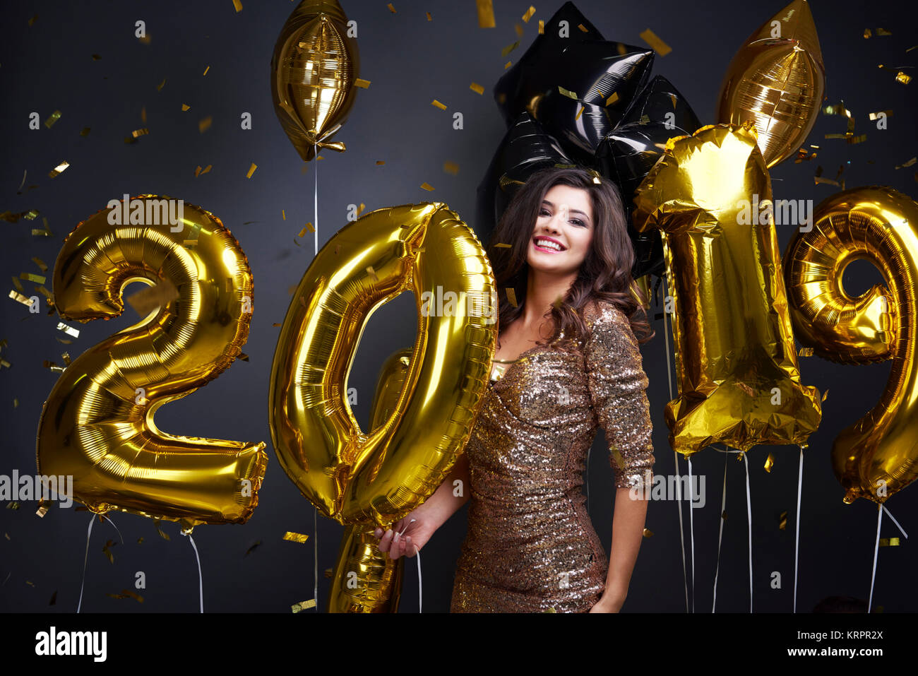 Aufgeregt Frau feiert das neue Jahr 2019 Stockfoto