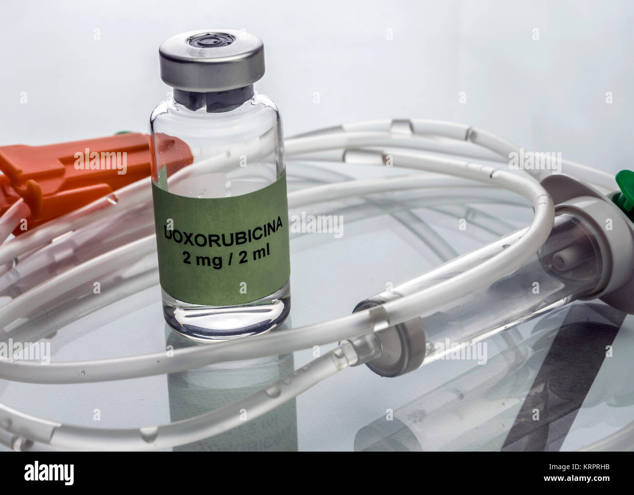 Doxorubicin-Durchstechflasche mit Tropfbewässerung, Medizin für Akute Lymphatische Leukämie Erkrankungen eingesetzt, konzeptionelle Bild Stockfoto