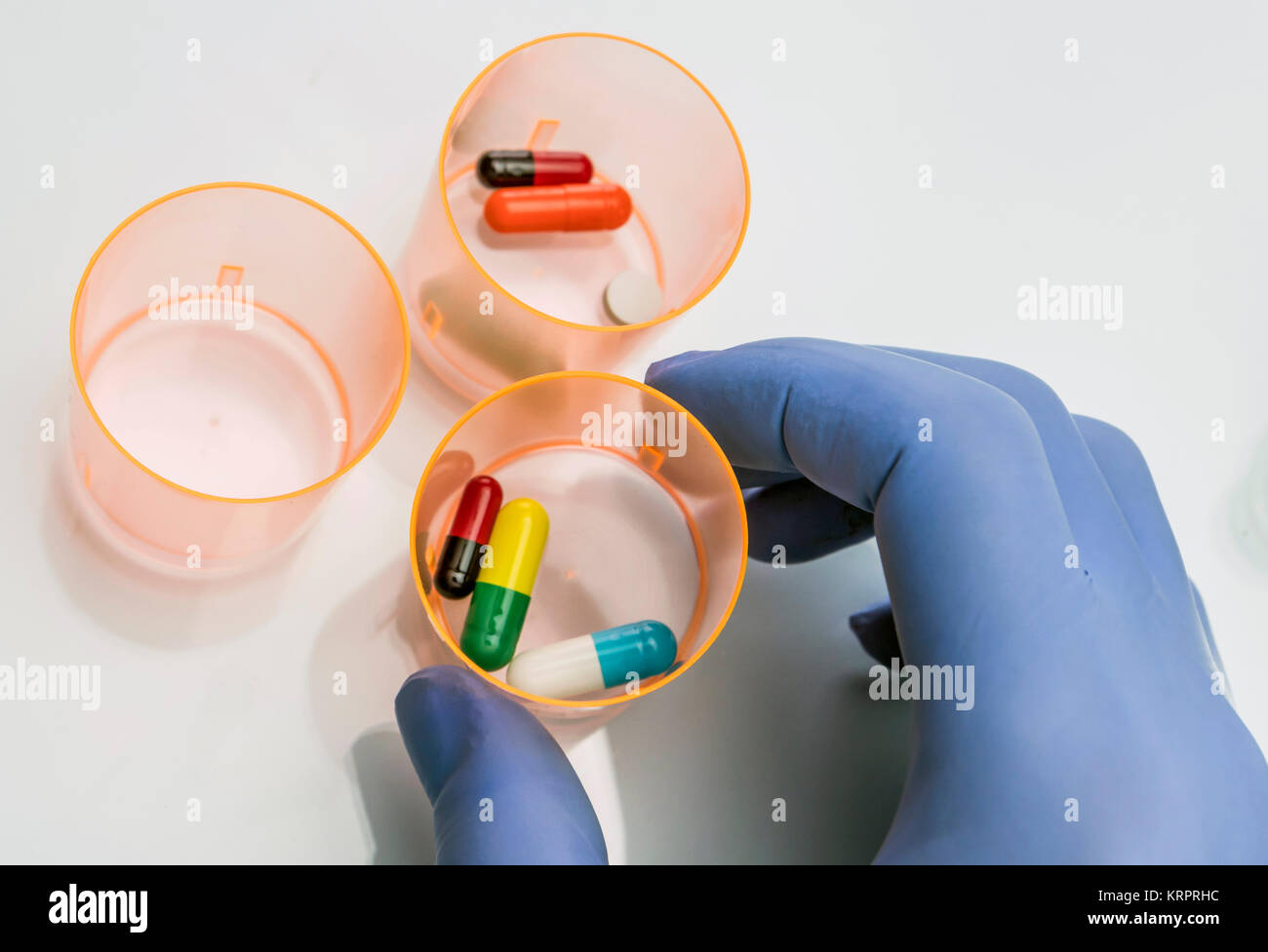 Arzt hält Glas mit Medikation für Palliativmedizin im Krankenhaus, konzeptionelle Bild Stockfoto