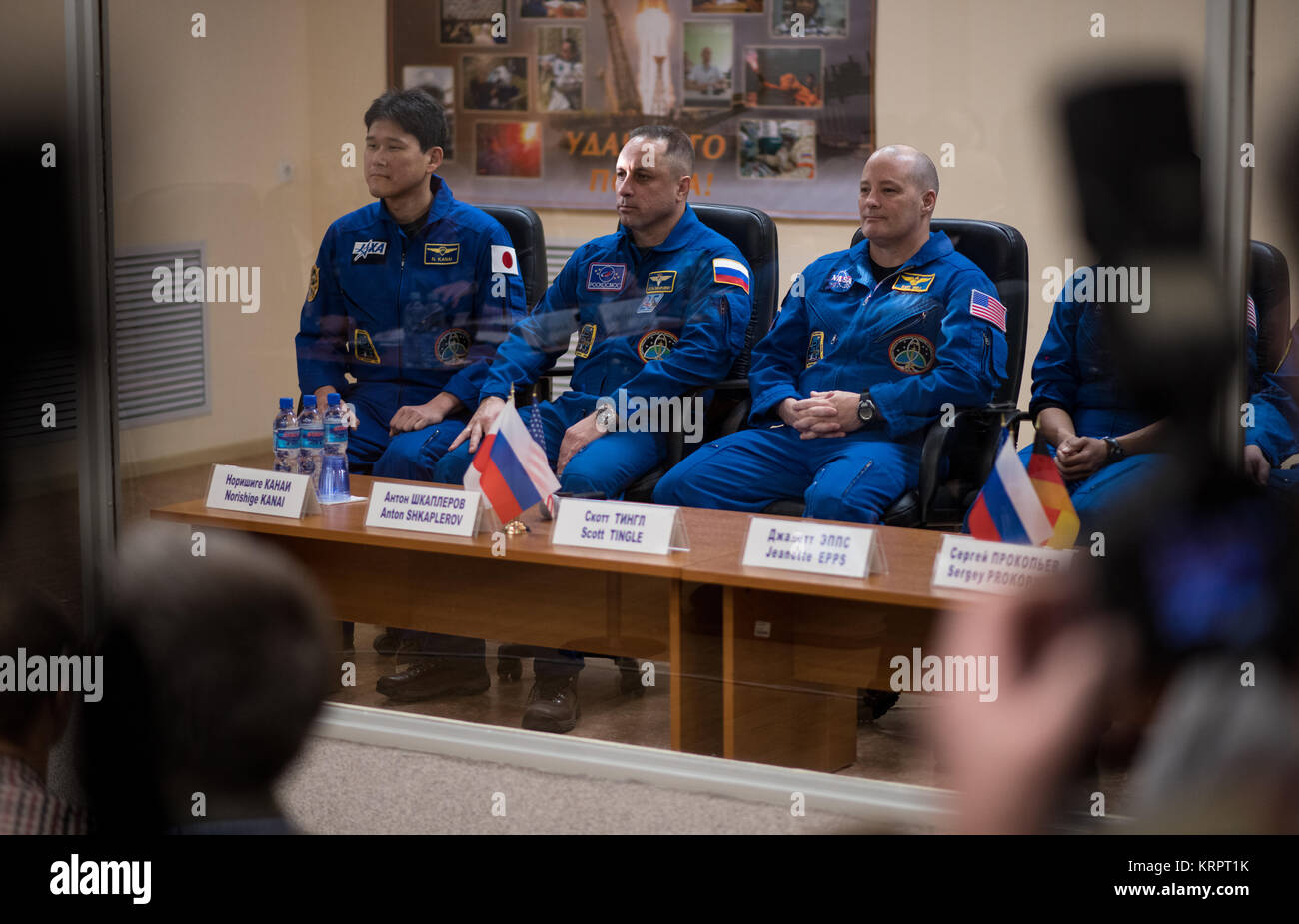 Die NASA ISS Expedition 54 prime Besatzungsmitglieder (L-R) japanische Astronaut Norishige Kanai der Japan Aerospace Exploration Agency (JAXA), Russischer Kosmonaut Anton Shkaplerov von Roskosmos, und amerikanische Astronaut Scott Tingle sitzen hinter Quarantäne Glas während der Staatlichen Kommission treffen die Sojus MS-07 Raumfahrzeuge in der Kosmonaut Hotel 16 Dezember, in Baikonur, Kasachstan 2017 zu genehmigen. Stockfoto