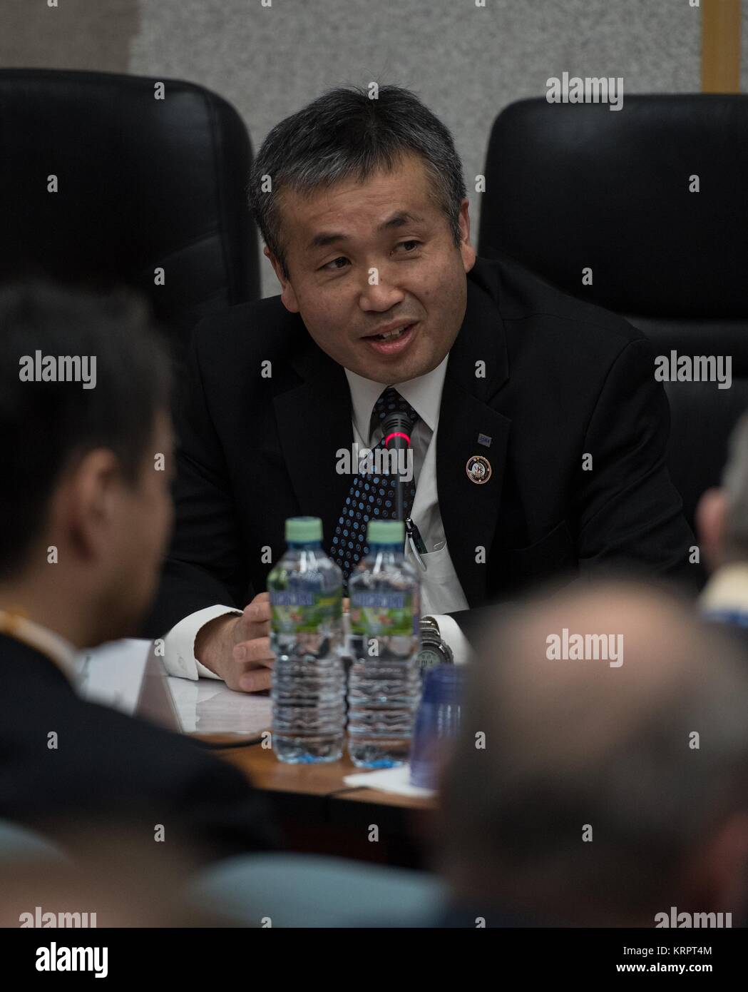 Japan Aerospace Exploration Agency (JAXA) International Space Station Program Manager Koichi Wakata spricht während der Sitzung der Kommission der NASA-Expedition 54 Sojus MS-07 Raumfahrzeuge in der Kosmonaut Hotel 16 Dezember, in Baikonur, Kasachstan 2017 zu genehmigen. Stockfoto