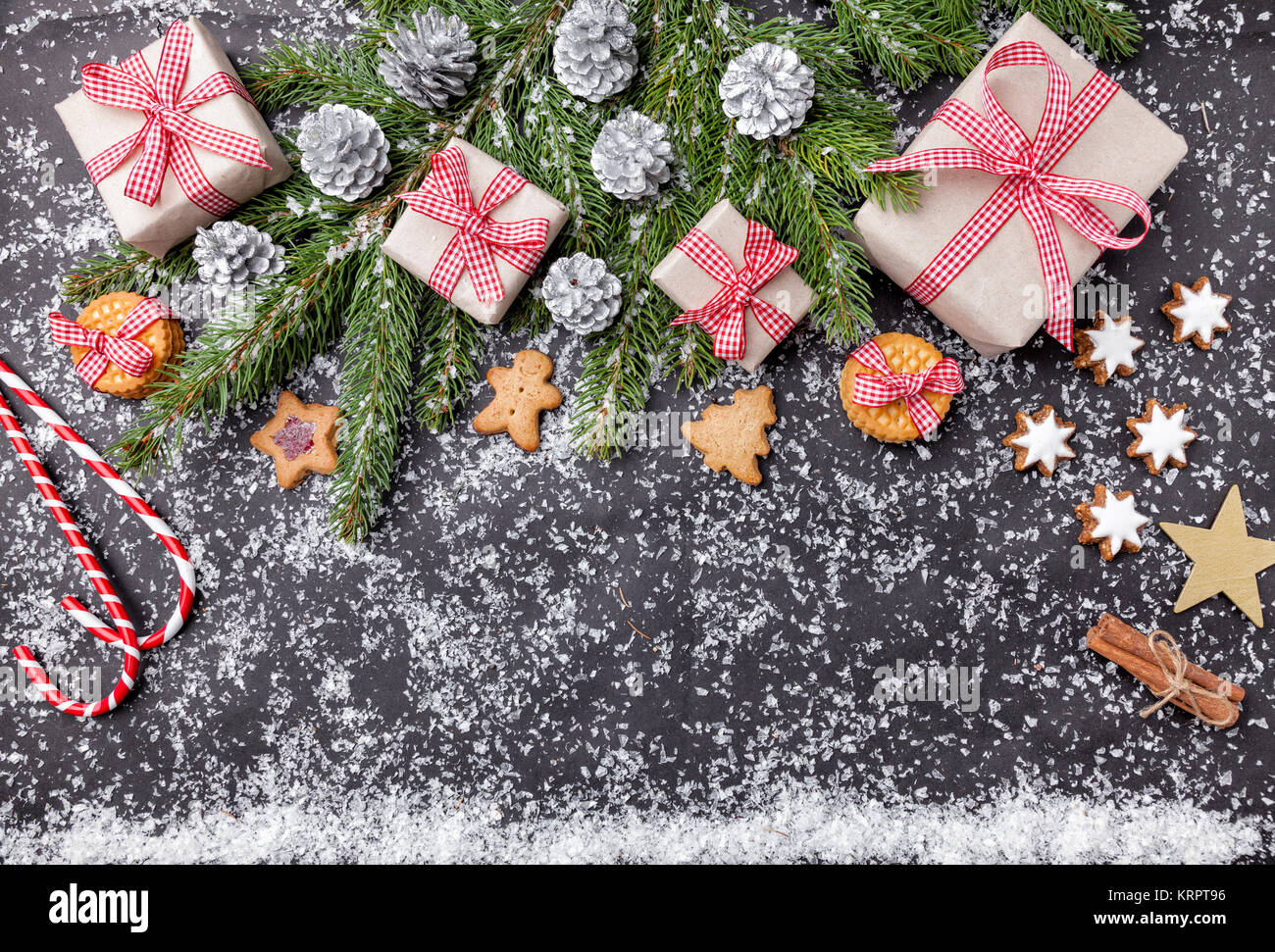 Weihnachtsdekoration und essen Hintergrund mit Schnee Stockfoto