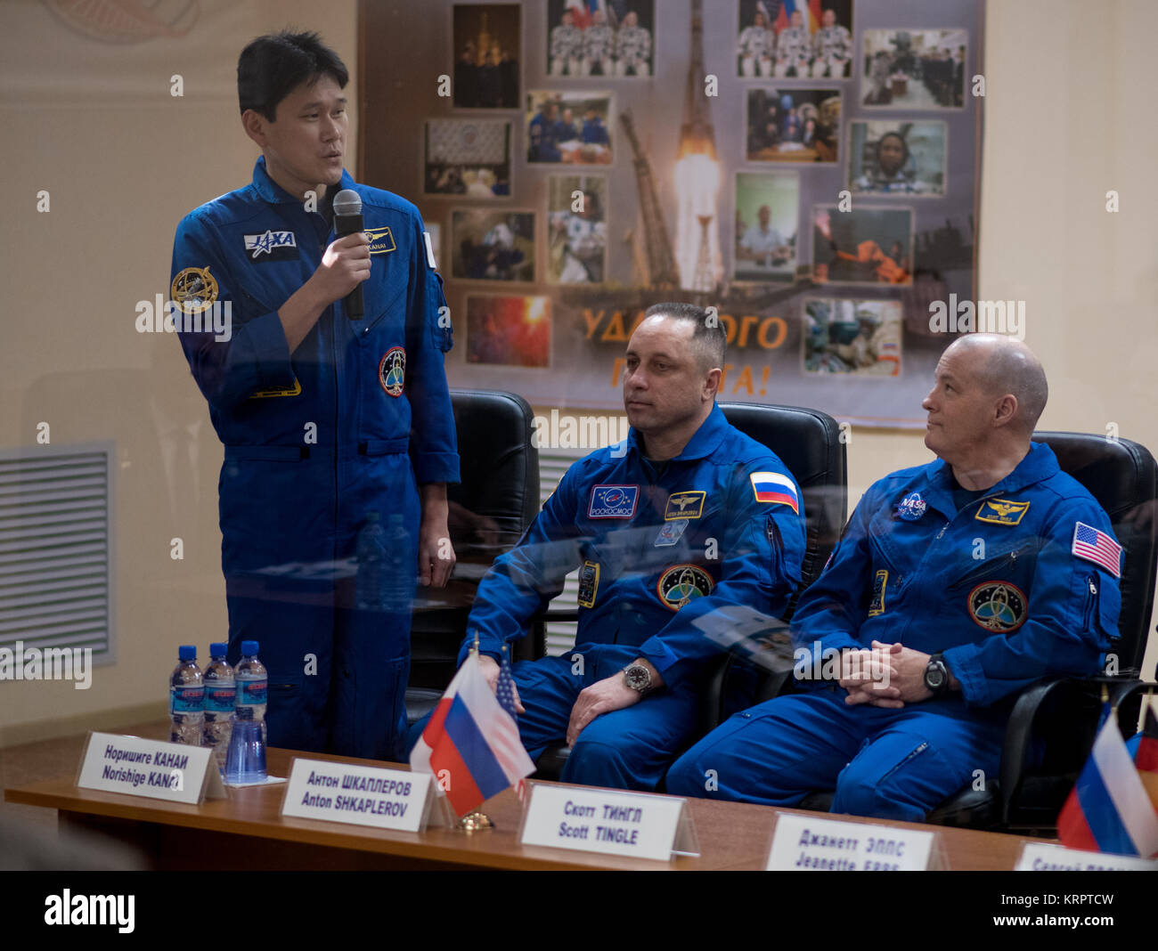Die NASA ISS Expedition 54 prime Besatzungsmitglied japanische Astronaut Norishige Kanai der Japan Aerospace Exploration Agency (JAXA) spricht während der Staatlichen Kommission treffen die Sojus MS-07 Raumfahrzeuge in der Kosmonaut Hotel 16 Dezember, in Baikonur, Kasachstan 2017 zu genehmigen. Stockfoto