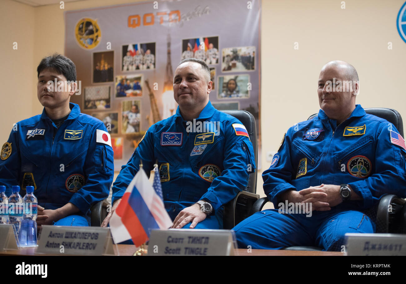 Die NASA ISS Expedition 54 prime Besatzungsmitglieder (L-R) japanische Astronaut Norishige Kanai der Japan Aerospace Exploration Agency (JAXA), Russischer Kosmonaut Anton Shkaplerov von Roskosmos, und amerikanische Astronaut Scott Tingle sitzen hinter Quarantäne Glas während einer Sojus MS-07 Raumschiff Pre-launch Pressekonferenz auf der Kosmonaut Hotel 16 Dezember, 2017 in Baikonur, Kasachstan. Stockfoto