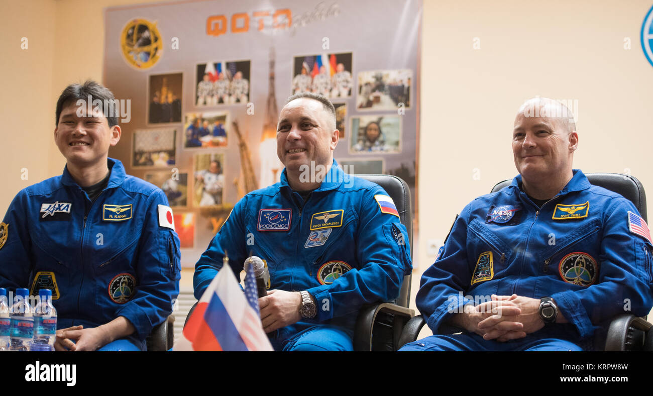Die NASA ISS Expedition 54 prime Besatzungsmitglieder (L-R) japanische Astronaut Norishige Kanai der Japan Aerospace Exploration Agency (JAXA), Russischer Kosmonaut Anton Shkaplerov von Roskosmos, und amerikanische Astronaut Scott Tingle sitzen hinter Quarantäne Glas während einer Sojus MS-07 Raumschiff Pre-launch Pressekonferenz auf der Kosmonaut Hotel 16 Dezember, 2017 in Baikonur, Kasachstan. Stockfoto