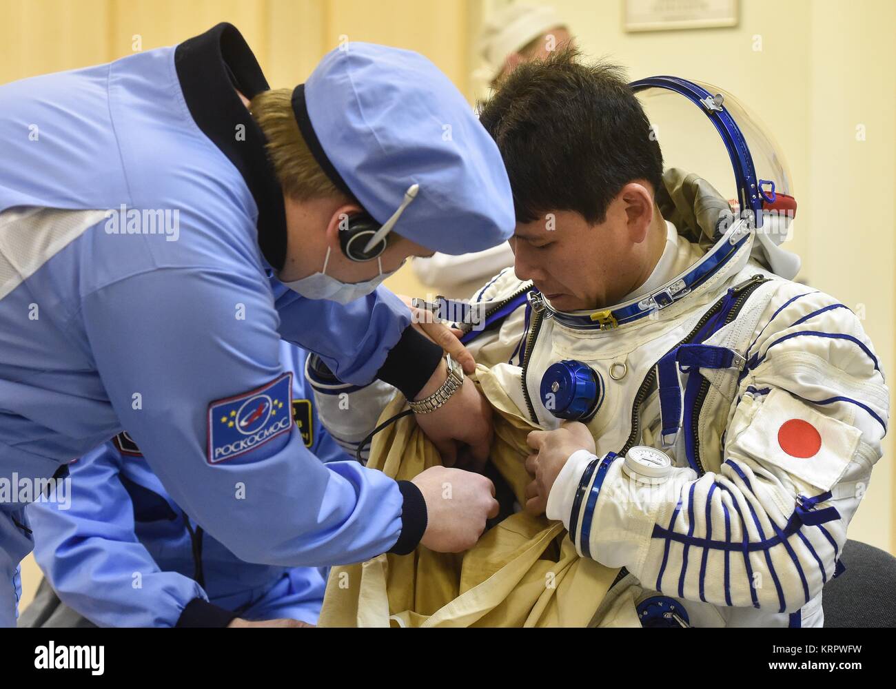Die NASA ISS Expedition 54 prime Besatzungsmitglied japanische Astronaut Norishige Kanai der Japan Aerospace Exploration Agency (JAXA) setzt an seinem russischen Sokol starten und Eintrag in der Vorbereitung für die Sojus MS-07 Start auf dem Kosmodrom Baikonur 17. Dezember in Baikonur, Kasachstan 2017. Stockfoto