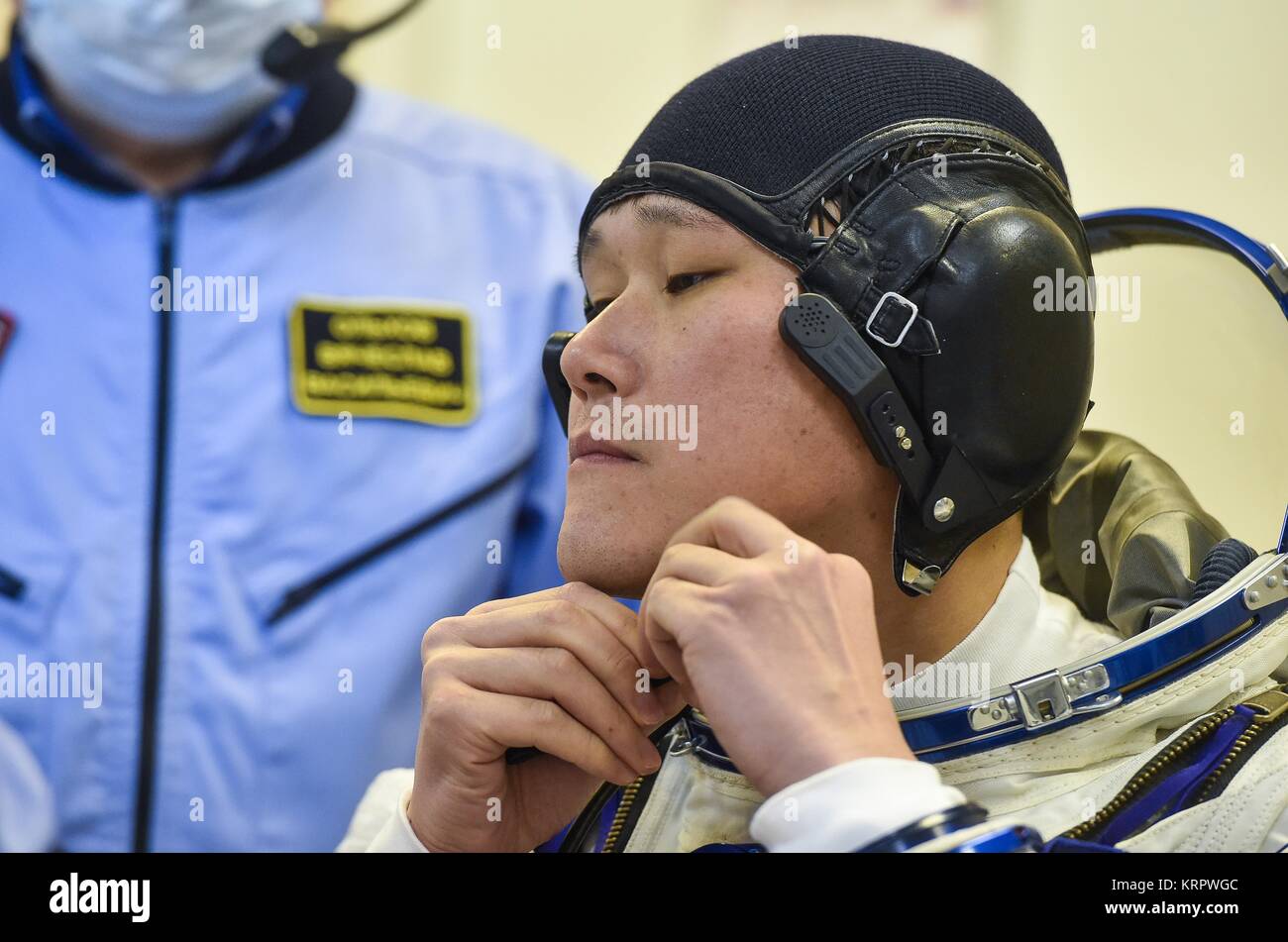 Die NASA ISS Expedition 54 prime Besatzungsmitglied japanische Astronaut Norishige Kanai der Japan Aerospace Exploration Agency (JAXA) setzt an seinem russischen Sokol starten und Eintrag in der Vorbereitung für die Sojus MS-07 Start auf dem Kosmodrom Baikonur 17. Dezember in Baikonur, Kasachstan 2017. Stockfoto