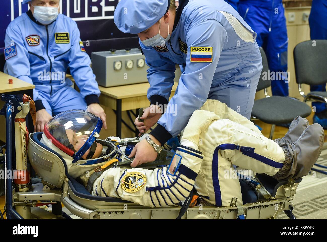 Die NASA ISS Expedition 54 prime Besatzungsmitglied japanische Astronaut Norishige Kanai der Japan Aerospace Exploration Agency (JAXA) hat seinen russischen Sokol starten und Eintrag Anzug Druck in der Vorbereitung für die Sojus MS-07 Start auf dem Kosmodrom Baikonur 17. Dezember in Baikonur, Kasachstan 2017 überprüft. Stockfoto